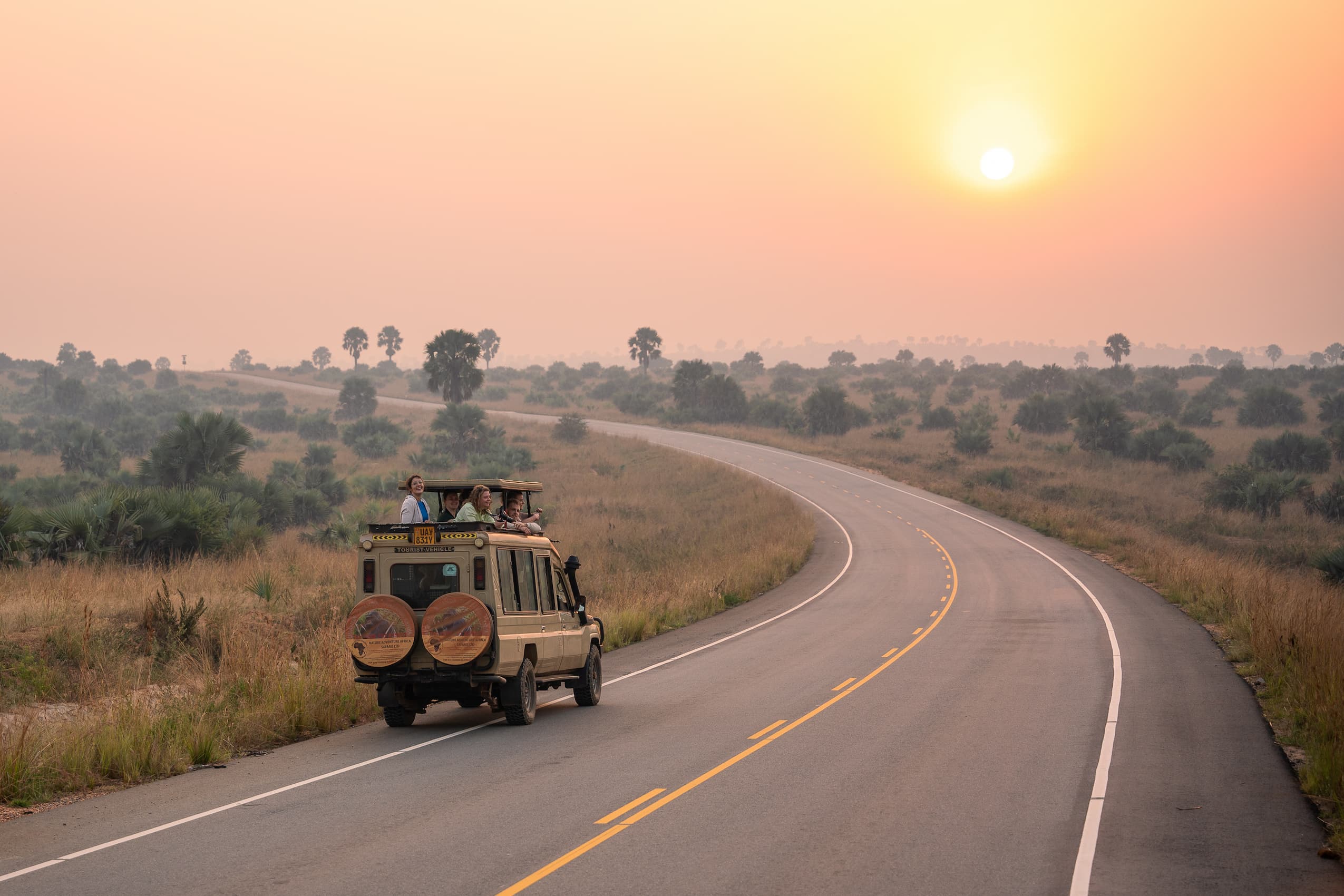Photo d'une voiture lors d'un safari en Ouganda